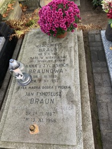 Porządkowanie grobu Jana Tymoteusza Brauna