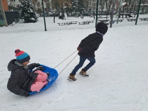 Zimowe zabawy na śniegu