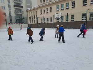 Zimowe zabawy na śniegu