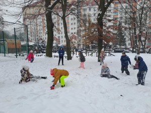 Zimowe zabawy na śniegu