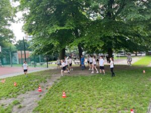 uczniowie rywalizujący w zbijaka