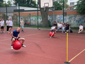 uczniowie biorący udział w wyścigach rzędów