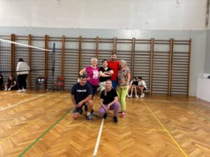 kadra nauczycieli biorąca udział w meczu siatkówki