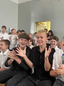 Uczniowie radośnie witają rozpoczynający się rok szkolny