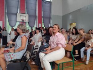 Nauczyciele słuchają przemówienia