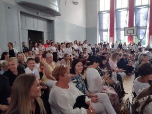 Uczniowie klas starszych słuchają przemówienia