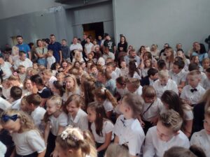 Uczniowie klas młodszych słuchają przemówienia