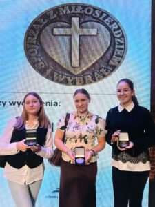 trzy wyróżnione uczennice trzymające medale